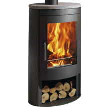 Moderner schwarzer Kaminofen mit brennendem Feuer, Specksteinplatte und integriertem Holzfach für Brennholz.