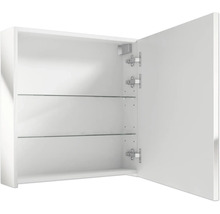 Geöffneter weißer Spiegelschrank fürs Badezimmer mit zwei Glaseinlegeböden und drei Metallscharnieren.