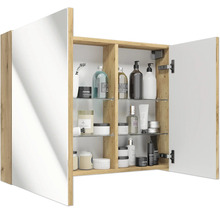 Armoire de toilette ouverte aspect bois avec étagères en verre, garnie de divers produits cosmétiques et de soin.