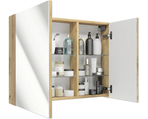 Armoire de toilette ouverte aspect bois avec étagères en verre, garnie de divers produits cosmétiques et de soin.