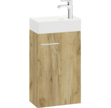 Waschbeckenunterschrank in Eichenoptik mit weißem Waschbecken und verchromter Armatur.