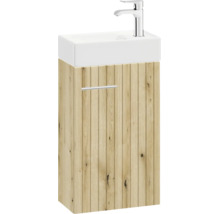 Waschbeckenunterschrank aus hellem Holz mit Rillenstruktur, weißem Waschbecken und verchromter Armatur.