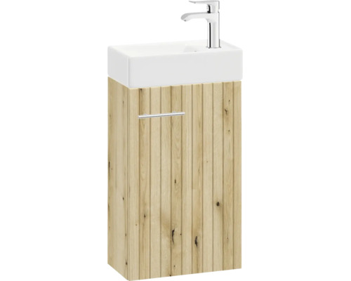 Waschbeckenunterschrank aus hellem Holz mit Rillenstruktur, weißem Waschbecken und verchromter Armatur.
