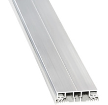 Profilé en aluminium pour revêtements de sol avec face inférieure rainurée.