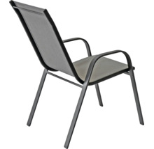 Stapelbarer Gartenstuhl mit Metallgestell, Sitz- und Rückenfläche aus Textilgewebe und Armlehnen.
