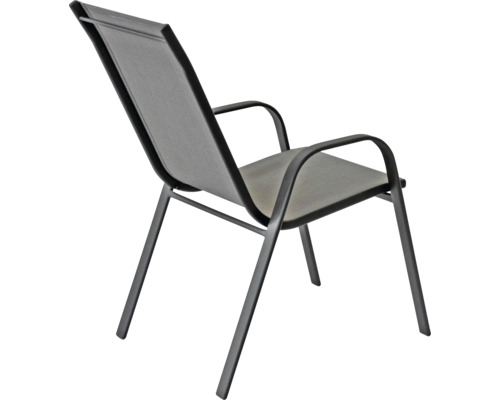Stapelbarer Gartenstuhl mit Metallgestell, Sitz- und Rückenfläche aus Textilgewebe und Armlehnen.