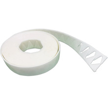 Rouleau de profilé de finition flexible en plastique blanc avec des découpes triangulaires pour les courbes.