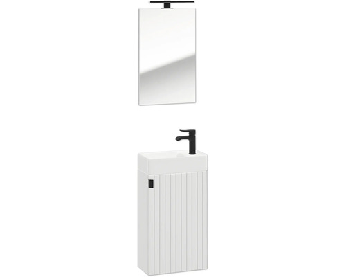 Gästebad-Möbelset mit weißem, gerilltem Unterschrank, Keramikbecken, schwarzer Armatur, Spiegel und schwarzer LED-Leuchte.