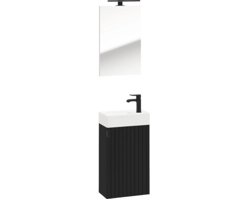 Gästebad-Möbelset mit schwarzem, gerilltem Unterschrank, weißem Waschbecken, schwarzer Armatur, Spiegel und LED-Spiegelleuchte.