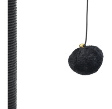 Detailansicht eines Kratzbaums mit einem hängenden Plüschspielball an einer elastischen Schnur neben einem Kratzstamm.