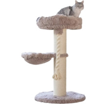 Graubrauner Kratzbaum mit Sisalstamm, zwei Liegeflächen aus Plüsch und Spieltau. Eine Katze sitzt auf der oberen Plattform.