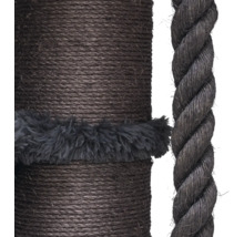 Detail eines Kratzbaums mit Sisalseil, Plüschbesatz und einem dicken Spieltau.