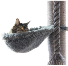 Kratzbaum-Liegemulde aus Plüsch mit Katze an einem Kratzstamm mit Spieltau.