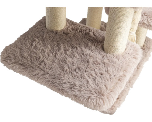 Detail eines Kratzbaums mit plüschbezogener Plattform und mit Sisal umwickelten Stämmen.