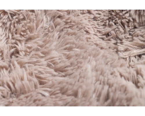 Nahaufnahme der zotteligen Textur und des hohen Flors eines Hochflor-Teppichs.