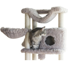 Kratzbaum mit Sisalstämmen, Plüsch-Liegeflächen, Katzenhöhle und einer Katze auf einer Plattform.