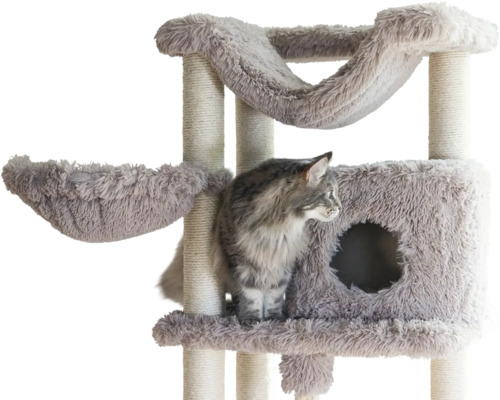 Kratzbaum mit Sisalstämmen, Plüsch-Liegeflächen, Katzenhöhle und einer Katze auf einer Plattform.