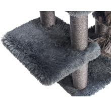 Detail eines grauen Kratzbaums mit einer Plattform aus Plüsch und mit Sisal umwickelten Stämmen.