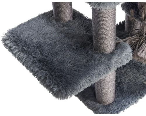 Detail eines grauen Kratzbaums mit einer Plattform aus Plüsch und mit Sisal umwickelten Stämmen.