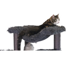 Kratzbaum mit Plüsch-Liegefläche und Sisalstämmen, auf dem eine Katze liegt.