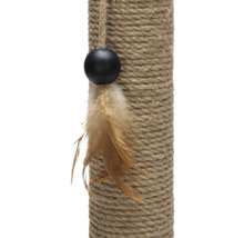 Detailansicht eines Kratzstamms aus Sisal mit einem Spielzeug aus Federn und einer schwarzen Kugel.