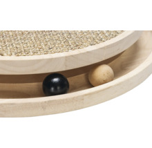 Detailansicht eines Katzenspielzeugs aus Holz mit Sisal-Kratzfläche und zwei Spielbällen in einer kreisförmigen Bahn.