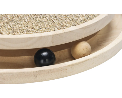 Detailansicht eines Katzenspielzeugs aus Holz mit Sisal-Kratzfläche und zwei Spielbällen in einer kreisförmigen Bahn.