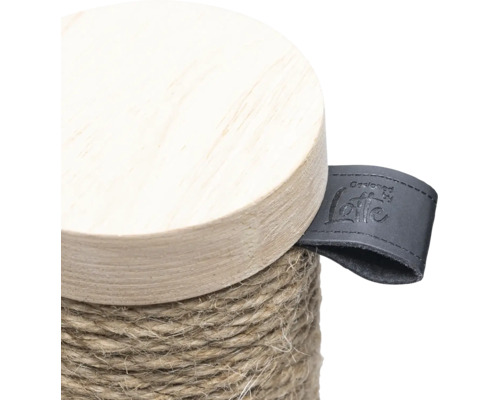 Detail eines Kratzstamms mit Holzplatte, Sisalseil und Designed by Lotte Logo an einer Lederschlaufe.