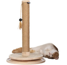Kratzstamm für Katzen mit Sisalsäule, Holzbodenplatte und Spielzeug mit Feder neben einer liegenden Katze.