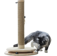 Kratzbaum aus Holz mit Sisalstamm und integriertem Kugelspiel, an dem eine Katze spielt.