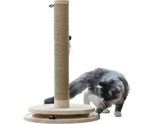 Kratzbaum aus Holz mit Sisalstamm und integriertem Kugelspiel, an dem eine Katze spielt.