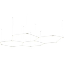 Modulare LED-Pendellampe in Sechseckform aus verbundenen linearen Modulen mit Seilaufhängung.