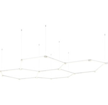 Moderne LED-Pendelleuchte in modularer Sechseckform, Seilaufhängung, weiß leuchtend.