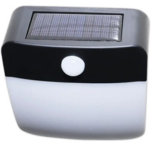 Solar-Wandleuchte für den Aussenbereich mit integriertem Solarpanel und Bewegungsmelder aus Kunststoff.