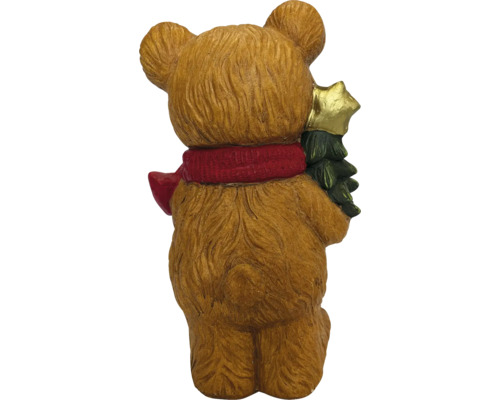 Rückansicht einer Weihnachtsfigur in Bärenform mit rotem Schal, die einen kleinen Weihnachtsbaum mit goldenem Stern hält.