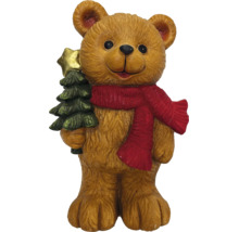 Weihnachtsfigur brauner Bär aus Polyresin mit rotem Schal und Tannenbaum