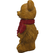 Dekorative Bärenfigur mit strukturierter Oberfläche und rotem Schal.