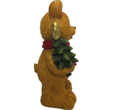 Weihnachtsdekoration Bär mit Tannenbaum auf dem Rücken und rotem Schal.