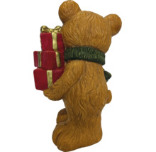 Weihnachtsfigur Bär mit grünem Schal und drei roten Geschenkpäckchen mit goldenen Schleifen, strukturierte Oberfläche in Felloptik.