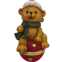 Weihnachtsfigur Teddybär auf roter Kugel mit Schal und Mütze