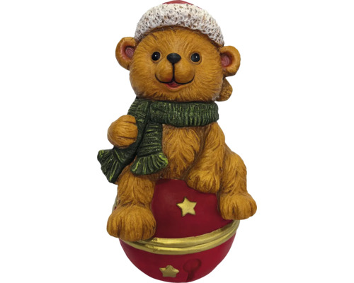 Weihnachtsfigur Teddybär auf roter Kugel mit Schal und Mütze