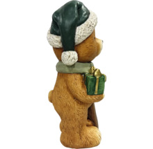 Weihnachtsfigur Teddybär mit grüner Nikolausmütze, grünem Schal und kleinem Geschenkpaket.