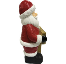 Weihnachtsmannfigur in Seitenansicht, rotes Gewand mit weissem Saum, hält ein Holzschild.