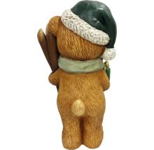 Braune Weihnachts-Dekofigur Bär aus Polyresin, Rückansicht mit grüner Weihnachtsmütze und Schal.