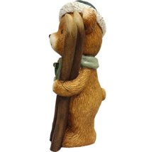 Dekofigur Bär mit Skiern, Wintermütze und Schal.