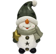 Dekorativer Schneemann mit Mütze, Schal und Stern.