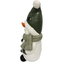 Dekofigur Schneemann aus Keramik mit grüner Mütze und grünem Schal für die Weihnachtsdekoration