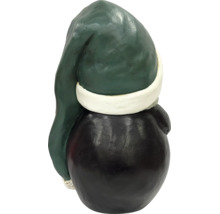 Rückansicht einer Weihnachtsfigur, Wichtel mit Mütze und rundem Körper.