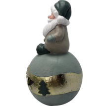 Figurine de Père Noël sur une boule avec bande dorée et découpe de sapin, en céramique.