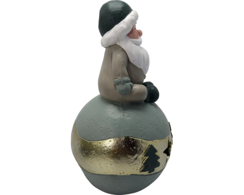 Figurine de Noël gnome assis sur une boule avec bande décorative et découpe en forme de sapin.